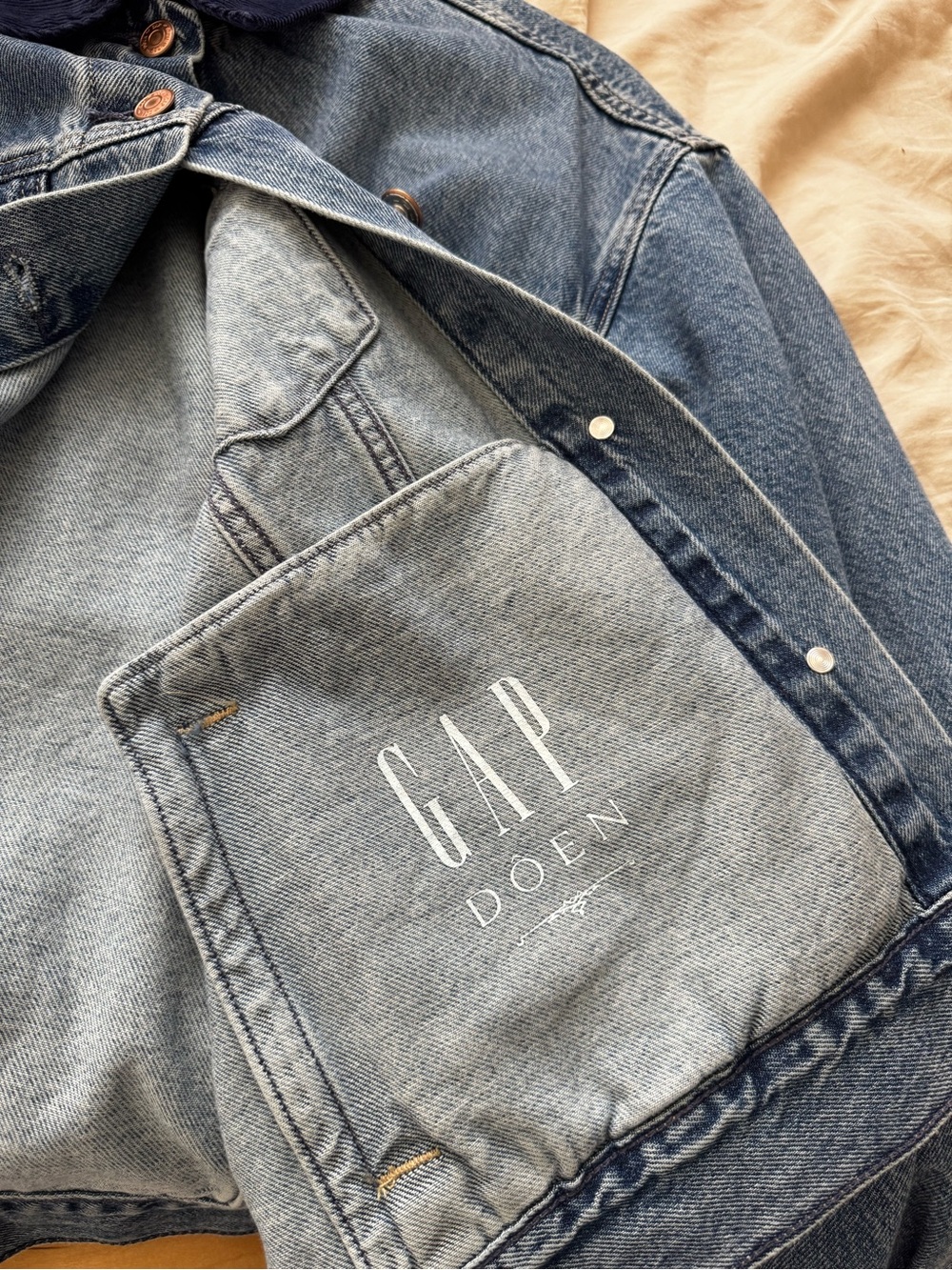 NWT Gap x DÔEN Oversized Icon Denim Jacket with Navy Corduroy Collar - Picture 8 of 11